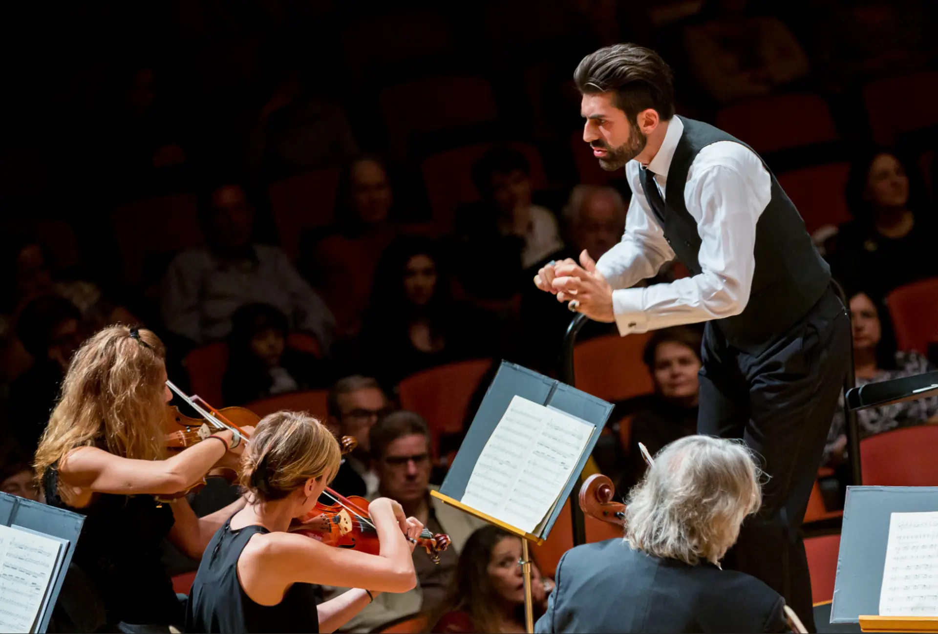 Ektoras Tartanis conducting